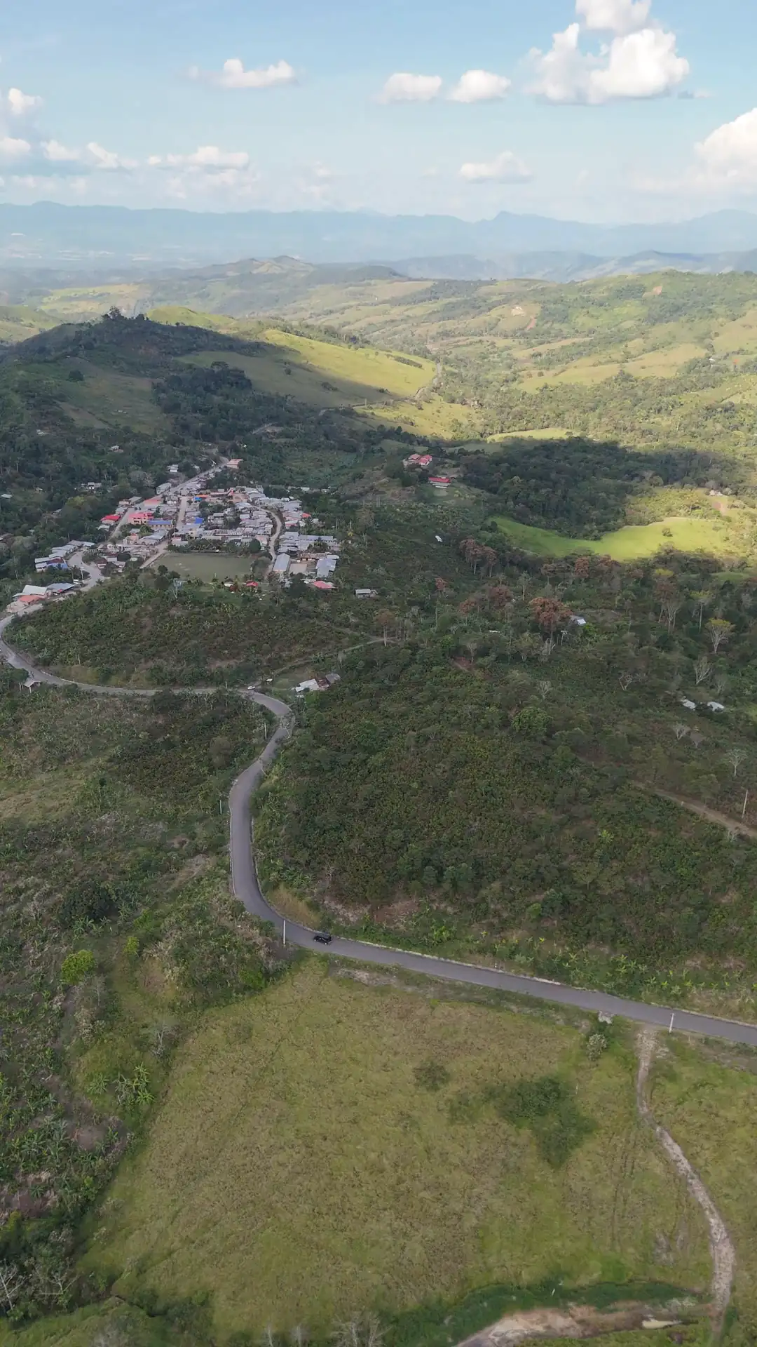 Vista aérea de Nuevo Celendín y la carretera que baja hacia Tarapoto