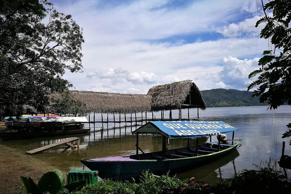 Embarcadero con techo de palma en la Laguna Azul de Sauce