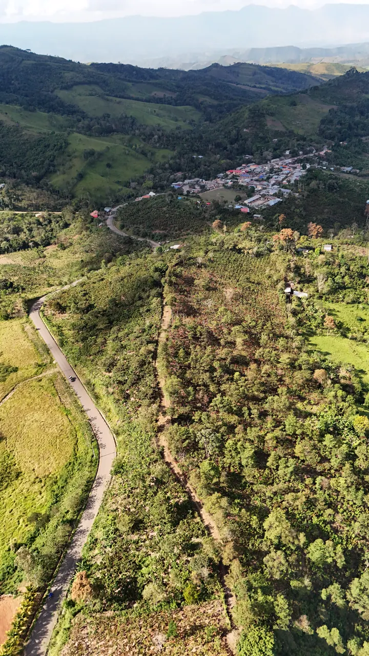 Vista aérea de las casas de Nuevo Celendín junto al terreno