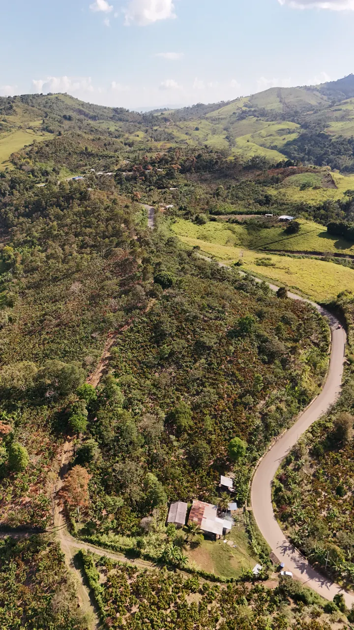 Vista aérea de los cerros y el valle hacia el norte del terreno